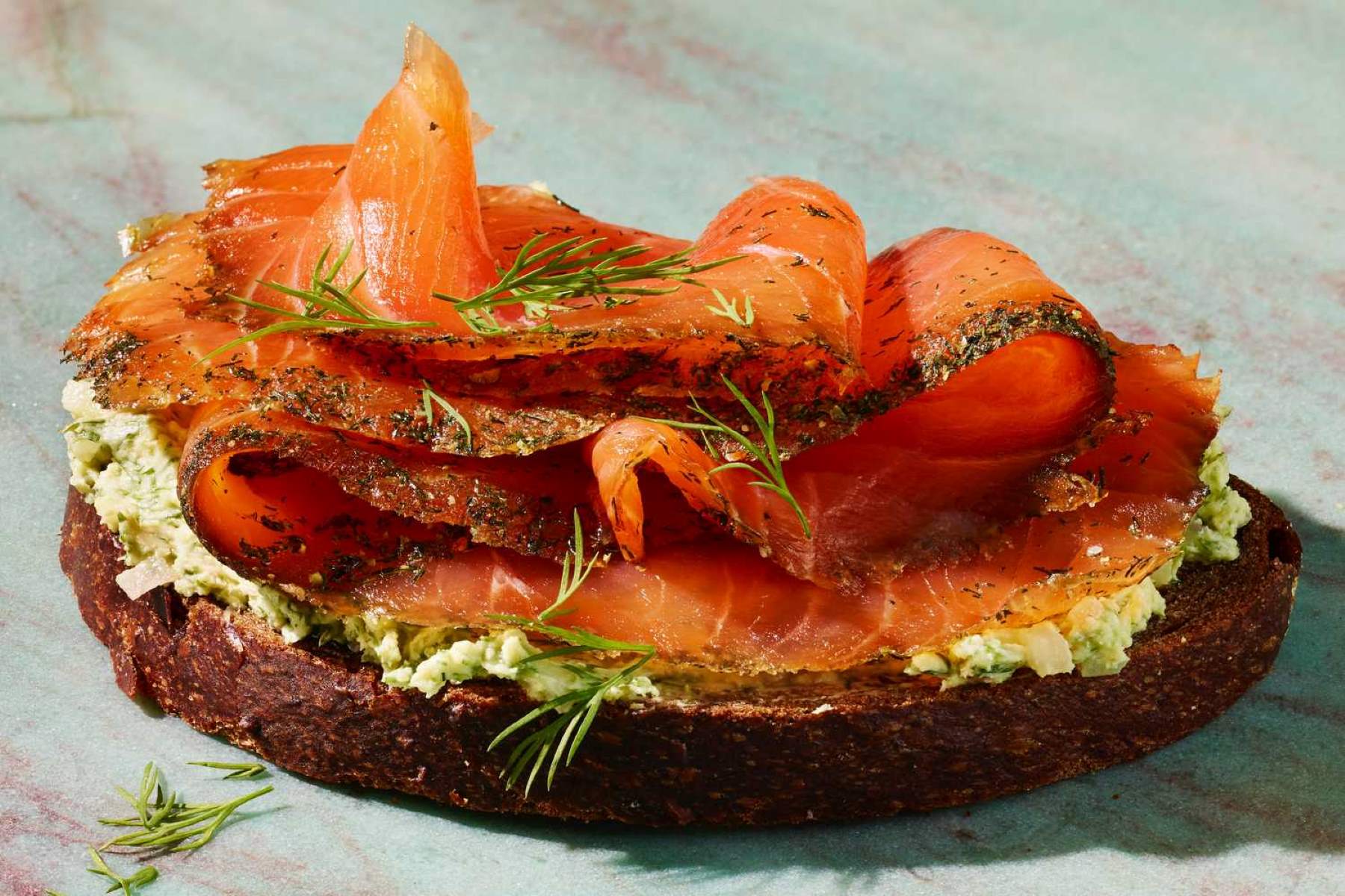Dilled Gravlax With Tangy Mustard Sauce