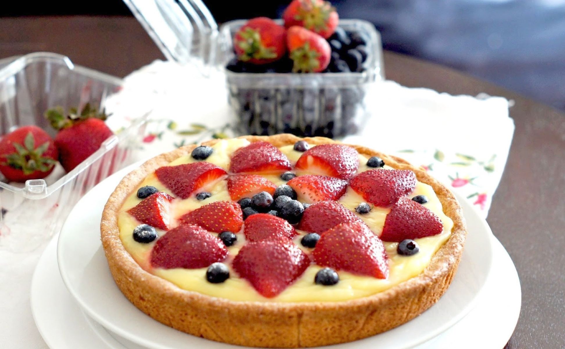 Sable Breton Galette: Delicious Berry-filled Dessert